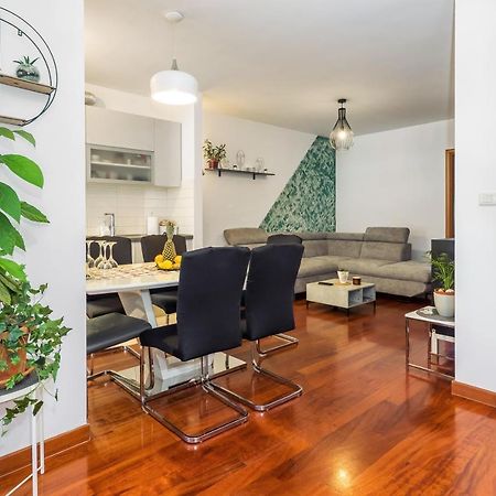 דירות ספליט Airy 2-Br Apt W/ Open Layout & Modern Design מראה חיצוני תמונה