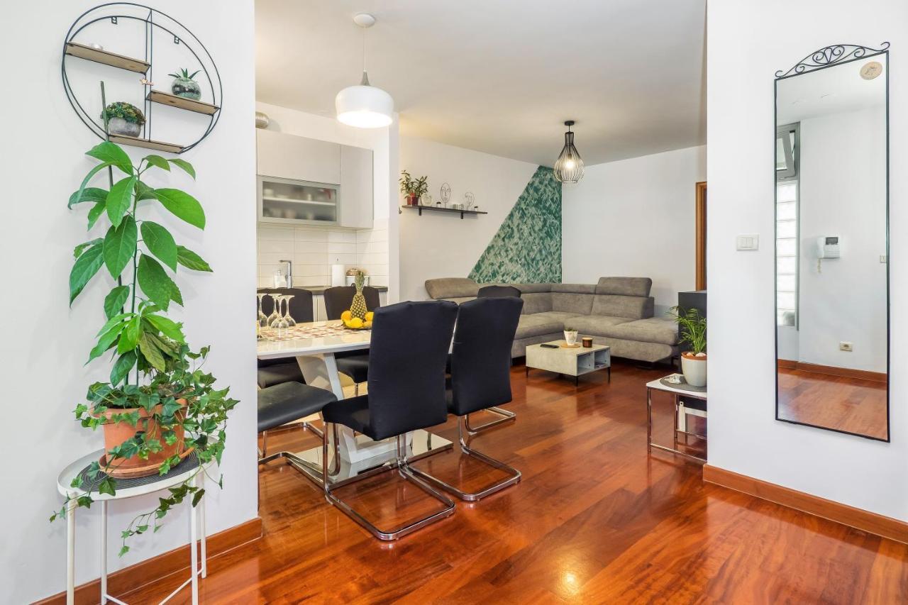 דירות ספליט Airy 2-Br Apt W/ Open Layout & Modern Design מראה חיצוני תמונה
