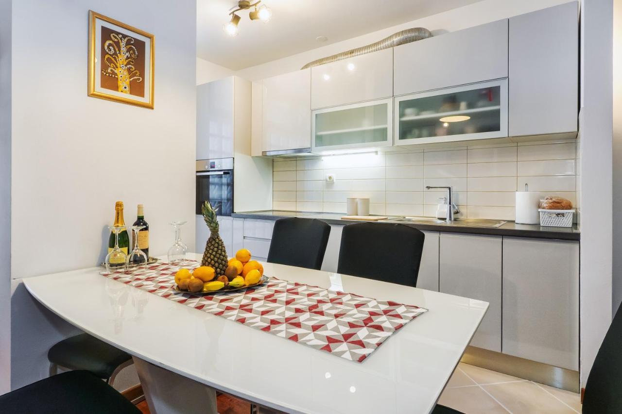 דירות ספליט Airy 2-Br Apt W/ Open Layout & Modern Design מראה חיצוני תמונה