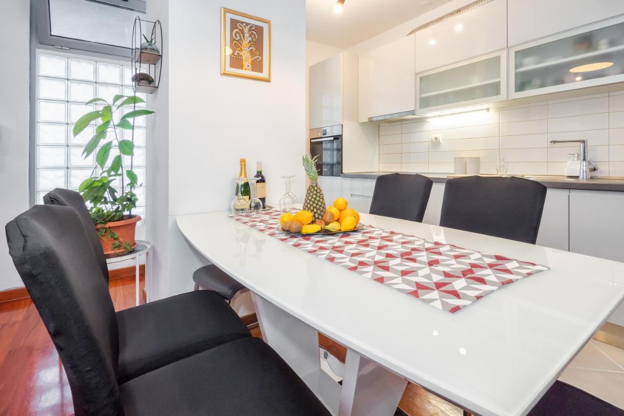 דירות ספליט Airy 2-Br Apt W/ Open Layout & Modern Design מראה חיצוני תמונה