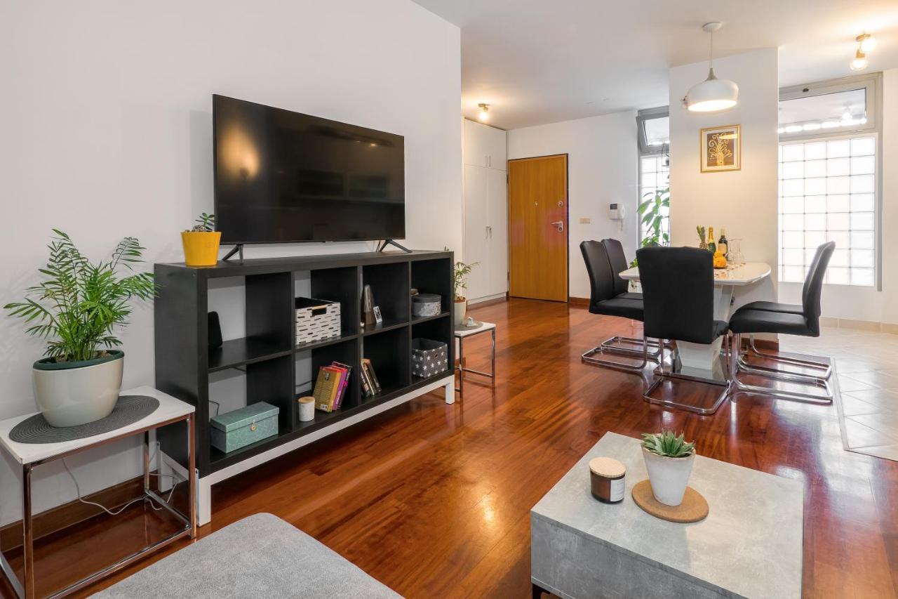 דירות ספליט Airy 2-Br Apt W/ Open Layout & Modern Design מראה חיצוני תמונה