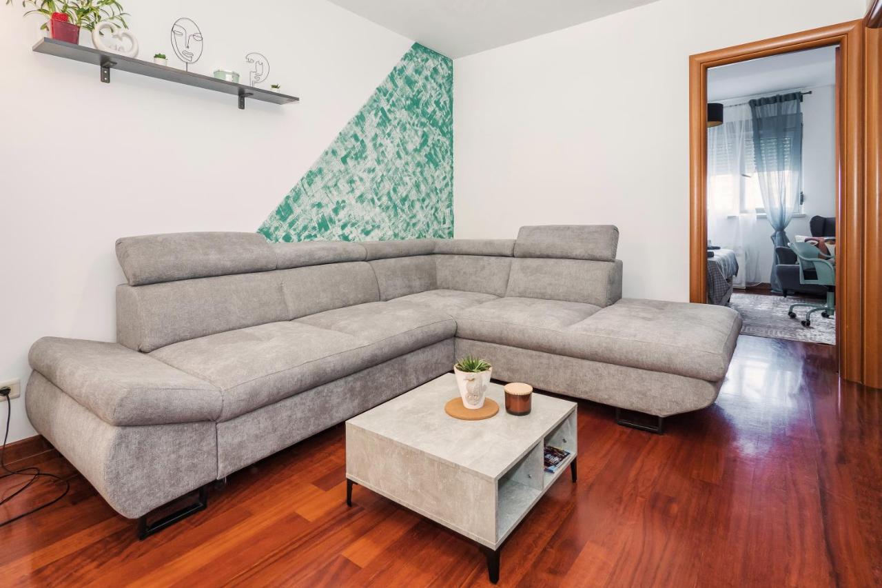 דירות ספליט Airy 2-Br Apt W/ Open Layout & Modern Design מראה חיצוני תמונה