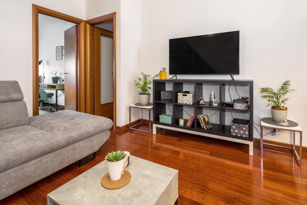 דירות ספליט Airy 2-Br Apt W/ Open Layout & Modern Design מראה חיצוני תמונה